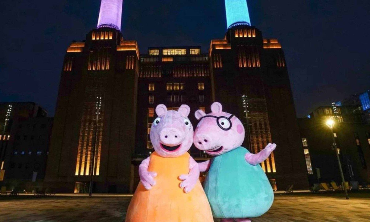 Mamãe e Papai Pig no chá revelação, em Londres
