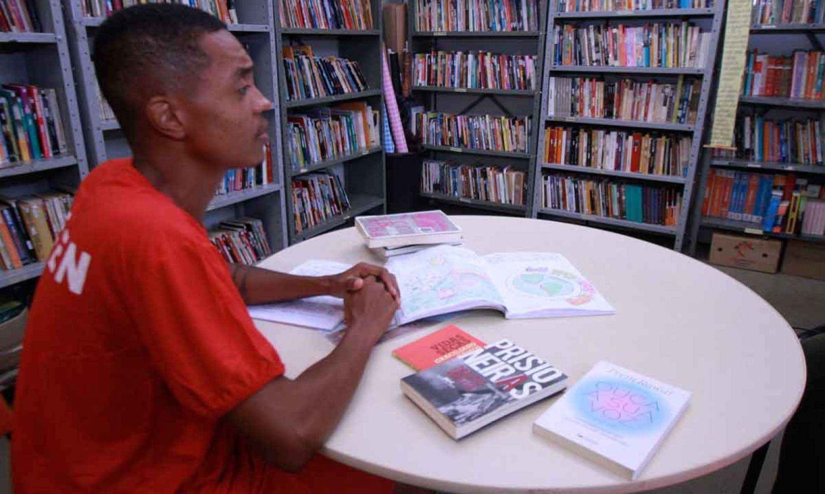 "Entendi que a leitura faz parte da vida do ser humano porque abre caminhos. Então comecei a gostar. (...) Vim de uma família cristã e, na situação em que me encontro, o livro religioso é um escape, um conforto" Daniel Leone de Jesus Rufino  27 anos 