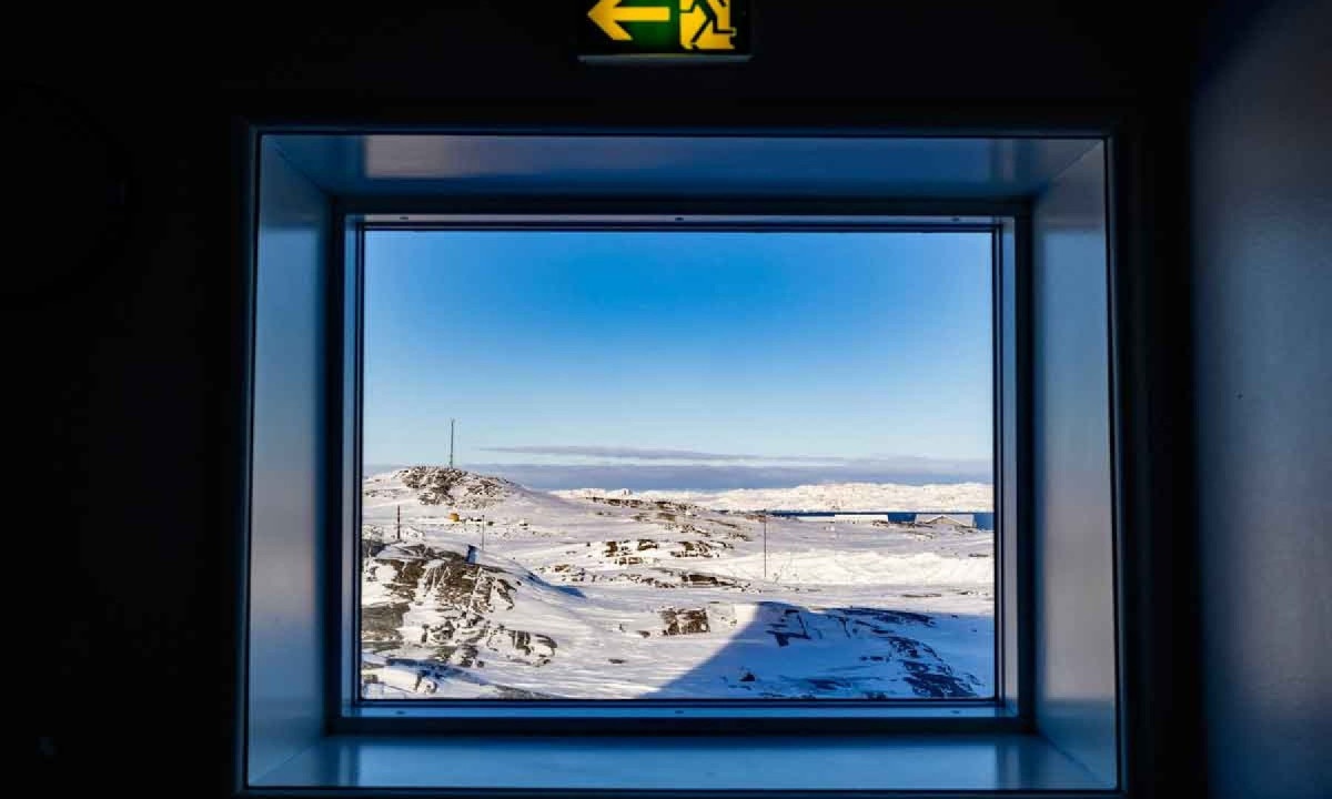 Sinal de saída de emergência sobre janela em universidade de Nuuk, na Groenlândia
 -  (crédito: Odd ANDERSEN / AFP)