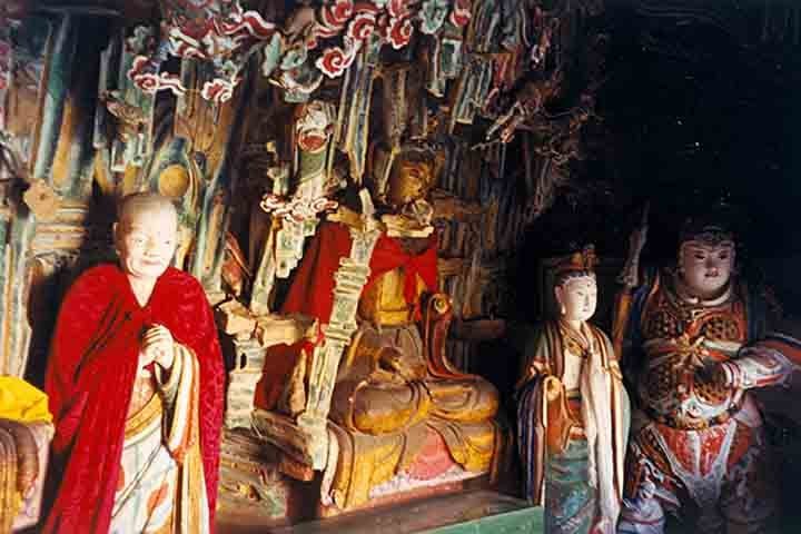 O mosteiro conta com estÃ¡tuas de Buda, ConfÃºcio e Lao-TsÃ©, lideranÃ§as espirituais das trÃªs religiÃµes, ou filosofias religiosas. 
