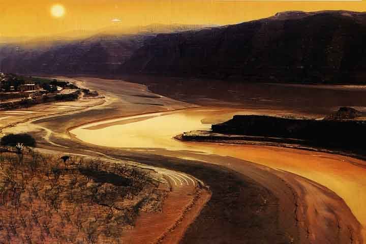 Uma das mudanças mais drásticas ocorreu em 1855, quando o rio alterou seu curso em mais de 800 quilômetros, desaguando em um local completamente diferente no Mar de Bohai.