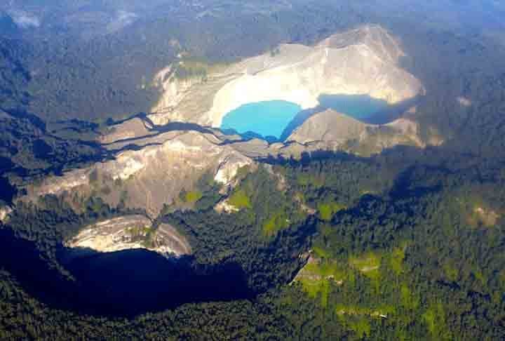 Lagos de Monte Kelimutu, Indonésia: Localizados na ilha de Flores, no Parque Nacional Kelimutu, esses lagos vulcânicos são conhecidos por suas cores vibrantes e mutáveis, que criam um espetáculo visual impressionante.