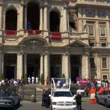 Corpo do papa é recebido na Santa Maria Maior por refugiados e trans - Reprodução/Vaticano