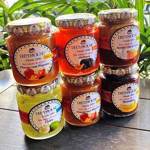 Quando o assunto são produtos saudáveis, outro que vem à tona e gera discussão são os doces sem açúcar. Eles podem ser uma opção dentro de uma dieta equilibrada, mas não são necessariamente mais saudáveis do que doces com açúcar.