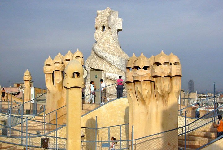 Assim como a ‘Casa Batlló’, a sua visitação também é paga. O terraço da ‘Casa Milà’ permite ter uma visão total da cidade. Bem como as icônicas chaminés no formato de esculturas de guerreiros (foto), e escadas com temáticas de elementos da natureza, rendendo ao espaço o aspecto de uma galeria de arte ao ar livre. 