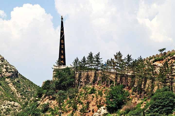 Esse templo suspenso da China está entre os mais remotos do mundo por sua localização distante de centros urbanos. 
