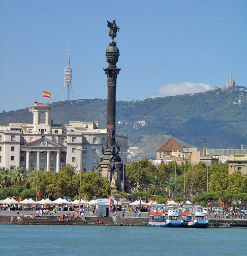 Em frente ao porto, há um monumento construído para homenagear o descobridor e navegador Cristóvão Colombo, na praça do Portal da Paz. O item foi criado como um marco das obras no litoral com o intuito de melhorar suas condições. Transformou-se em um dos ícones da cidade. 
