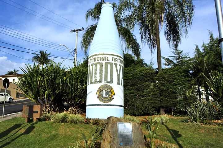 O símbolo máximo da cidade é o Monumento da Garrafa, uma escultura de mais de 5 metros que homenageia o maior tesouro local: a água mineral. Inaugurada em 1978, essa grande garrafa fica na Avenida 31 de Março e é parada obrigatória para quem visita a cidade.