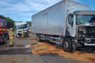 MG: acidente com três caminhões deixa motorista morto
