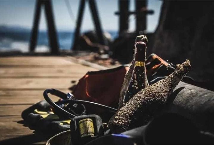 A empresa que produz o champanhe acredita que as profundezas oceânicas representam o ambiente ideal para o "repouso" da bebida.