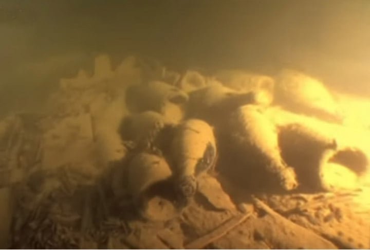 Nessa expedição, os mergulhadores encontraram 168 garrafas de champanhe ainda lacradas no fundo do mar.