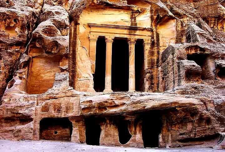 Petra, localizada na atual Jordânia, é uma cidade histórica esculpida nas rochas pelo povo nabateu por volta de 312 a.C. Famosa por suas fachadas monumentais, como o Tesouro (Al-Khazneh), combina influências arquitetônicas greco-romanas e orientais. Conhecida como a "Cidade Rosa" devido à cor de suas pedras, Petra era um importante centro comercial na Antiguidade.
