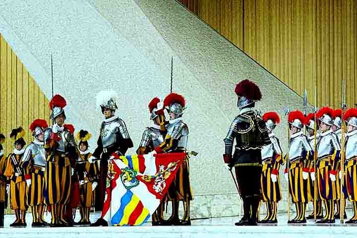 A cidade-estado possui um corpo armado próprio, como acontece com todas as nações. Essa força chama-se Guarda Suíça e tem a função de proteger o papa e as residências oficiais do líder supremo do catolicismo.
