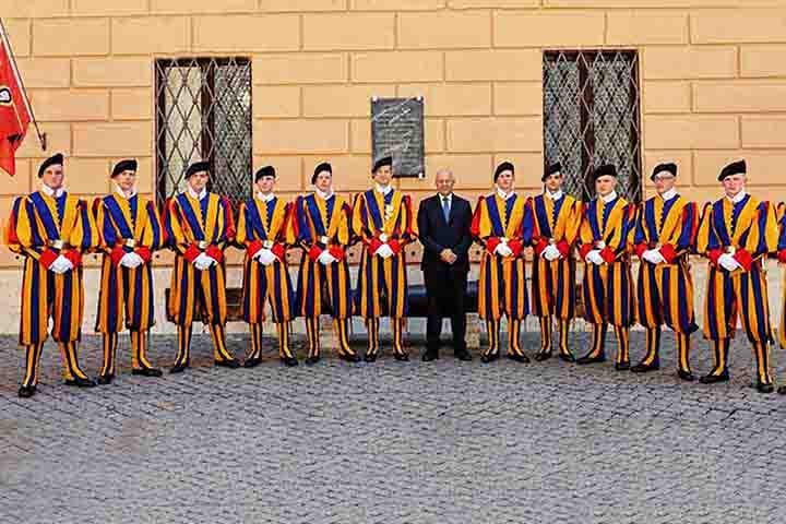 Os soldados da Guarda Suíça também se posicionam nas entradas do Vaticano e na cidade Castel Gandolfo, na região do Lácio, onde fica a residência de verão do papa.

