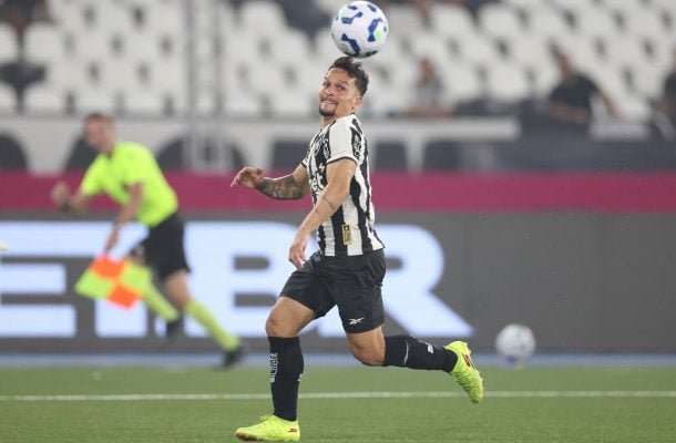 ARTUR - Substituiu Matheus Martins aos 13 do segundo tempo. Algumas boas jogadas pela esquerda em contra-ataques, mas sem oferecer maiores problemas para a defesa do Fluminense. NOTA 6,0. Foto: Vitor Silva