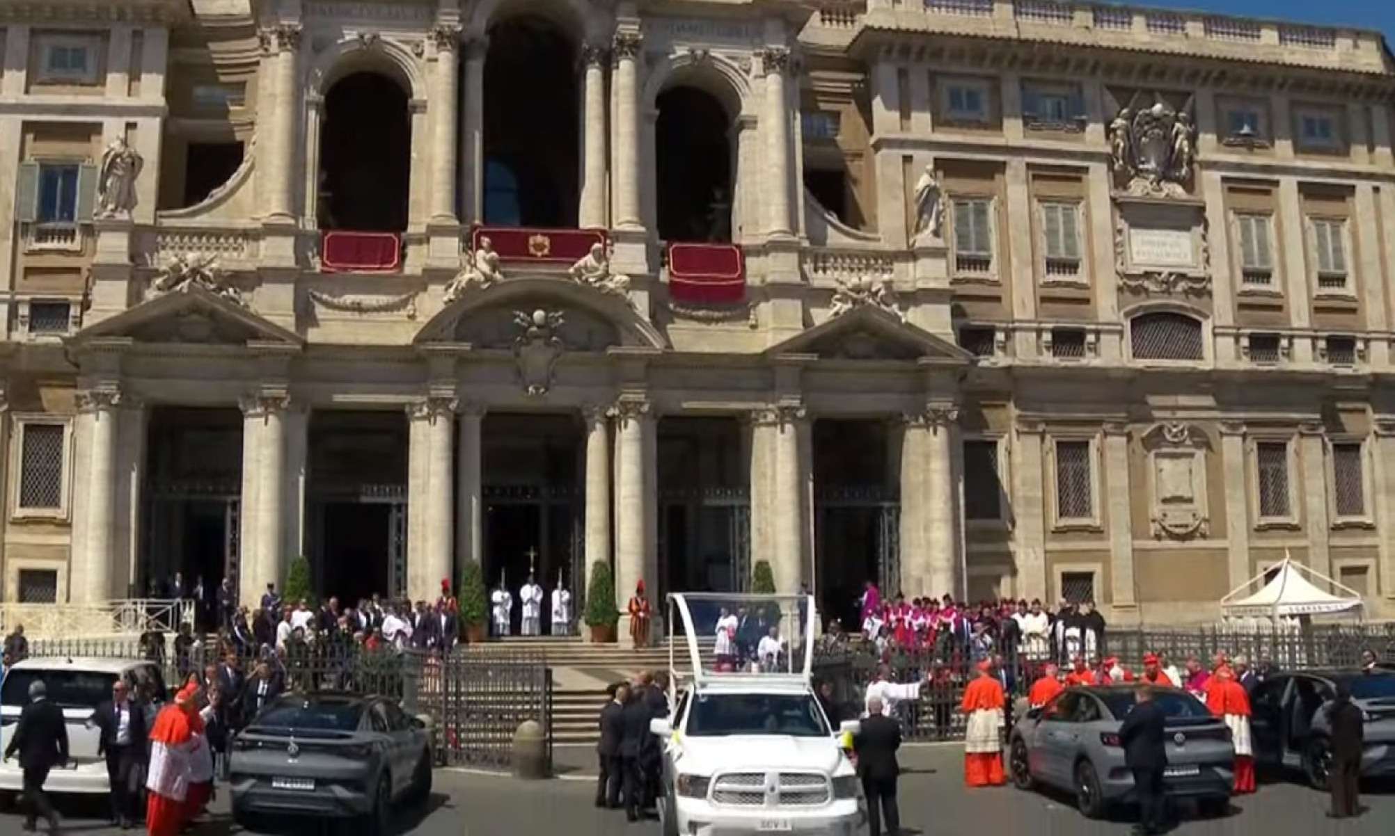 Corpo do papa é recebido na Santa Maria Maior por refugiados e trans