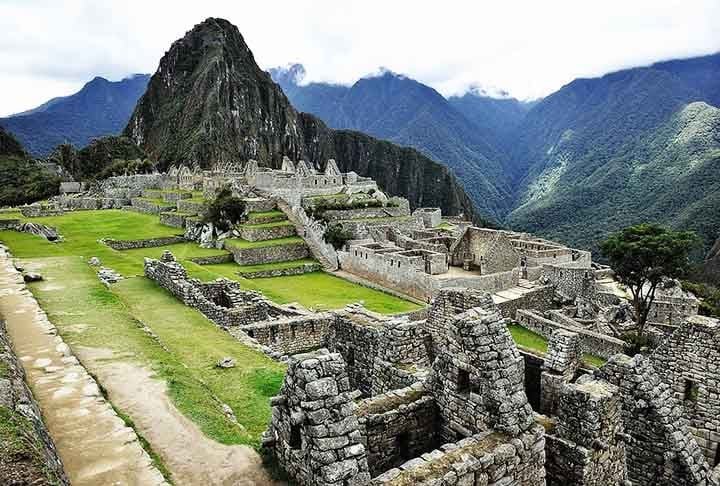 Conhecida como a "cidade perdida dos incas", foi redescoberta em 1911 pelo explorador Hiram Bingham e estÃ¡ a cerca de 2.400 metros de altitude.