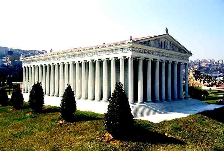 O templo de Ártemis ficava localizado perto da cidade antiga de Éfeso, aproximadamente 75 quilômetros ao sul da cidade portuária moderna de ?zmir, na Turquia. Atualmente, o local encontra-se na periferia da cidade moderna de Selçuk. O local sagrado (têmeno) em Éfeso era bem mais antigo do que a própria Ártemis.