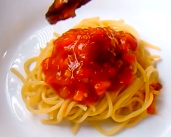 Uma opção prática para aproveitar o molho do cachorro-quente da noite anterior pode ser pode utilizá-lo para incrementar um novo molho de tomate caseiro para macarrão. Geralmente, as receitas de molho feitas em casa levam algum extrato ou molho em lata para dar consistência aos tomates frescos, batidos no liquidificador, e posteriormente temperados na panela com cebolas e alho. Para evitar abrir outro tomate enlatado e utilizar o que acabaria no lixo, pode-se usar as sobras do molho de cachorro-