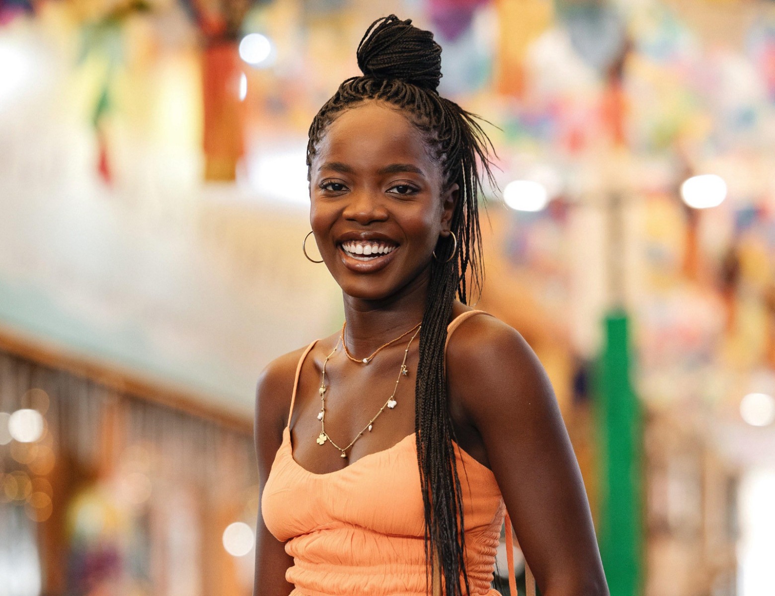 Leona (Clara Moneke) – A bem-humorada Leona mora com a avó e a irmã no bairro carioca de São Cristóvão. No ado, perdeu bebê com seis meses e tem de lidar com esse trauma. Consegue emprego de babá na casa do empresário Abel (Tony Ramos), dono da fábrica de lingerie Boaz, para cuidar da menina Sofia (Elis Cabral), de 8 anos.
