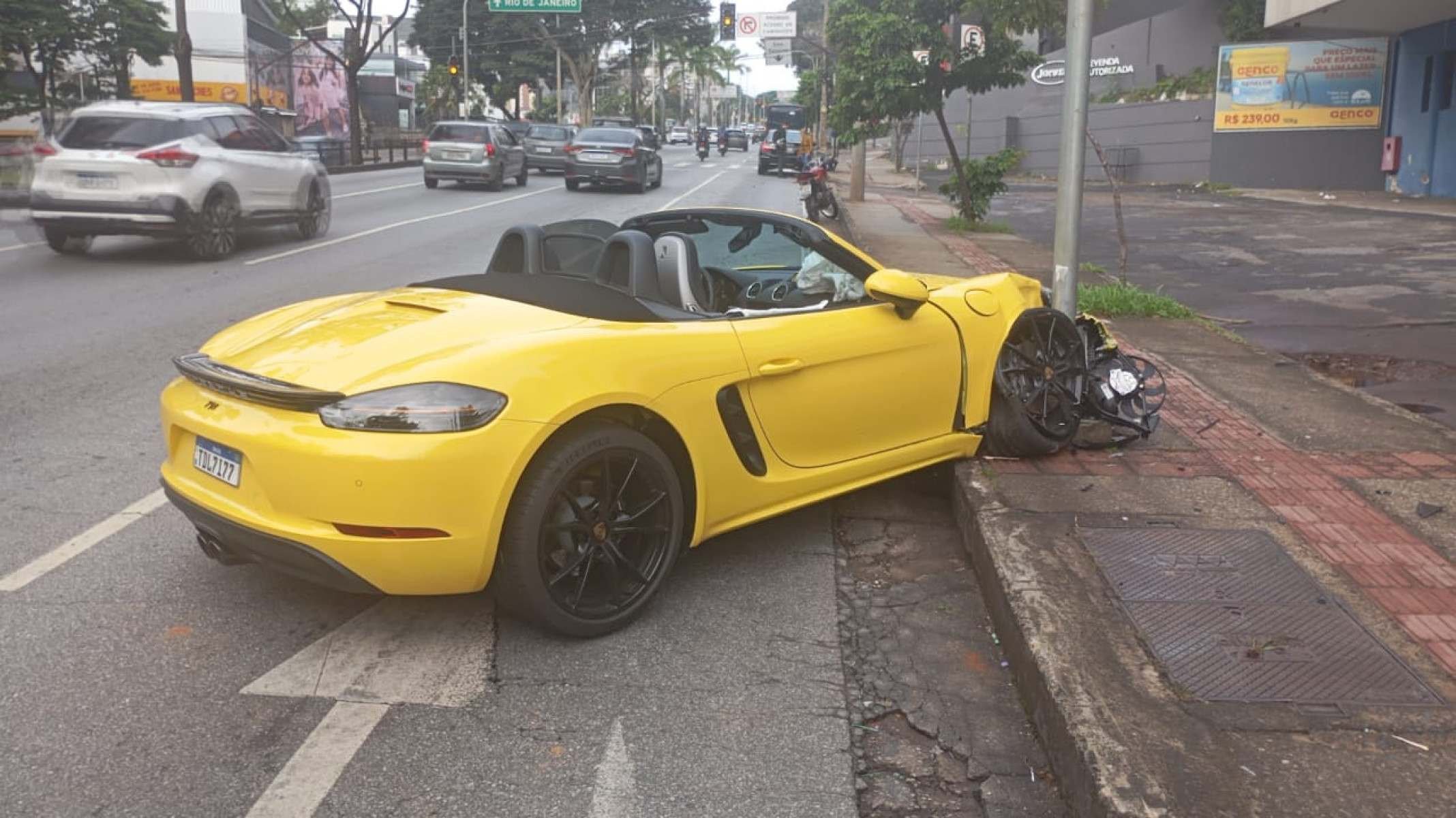 Veículo abandonado foi apreendido e rebocado para pátio da polícia em BH