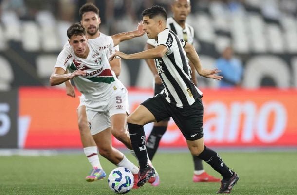 SAVARINO - Fez um bom papel na distribuição de jogo, dando objetividade às jogadas. No segundo tempo, quase fez um gol de falta, passou raspando. Mas, nos acréscimos, recebeu uma bola no meio de campo e disparou para bater colocado e fazer 2 a 0. NOTA 8,0. Foto: Vitor Silva