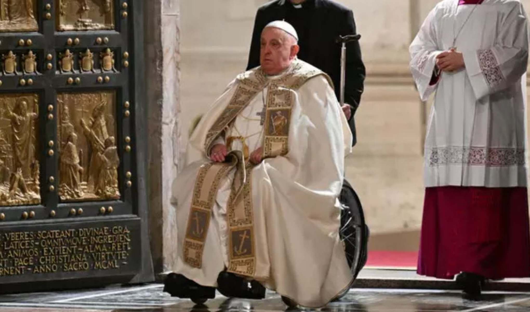 Conhecido por suas batina cor de creme e sapatos de couro preto, Francisco levava para seus looks o que sempre pregou: a simplicidade-AFP