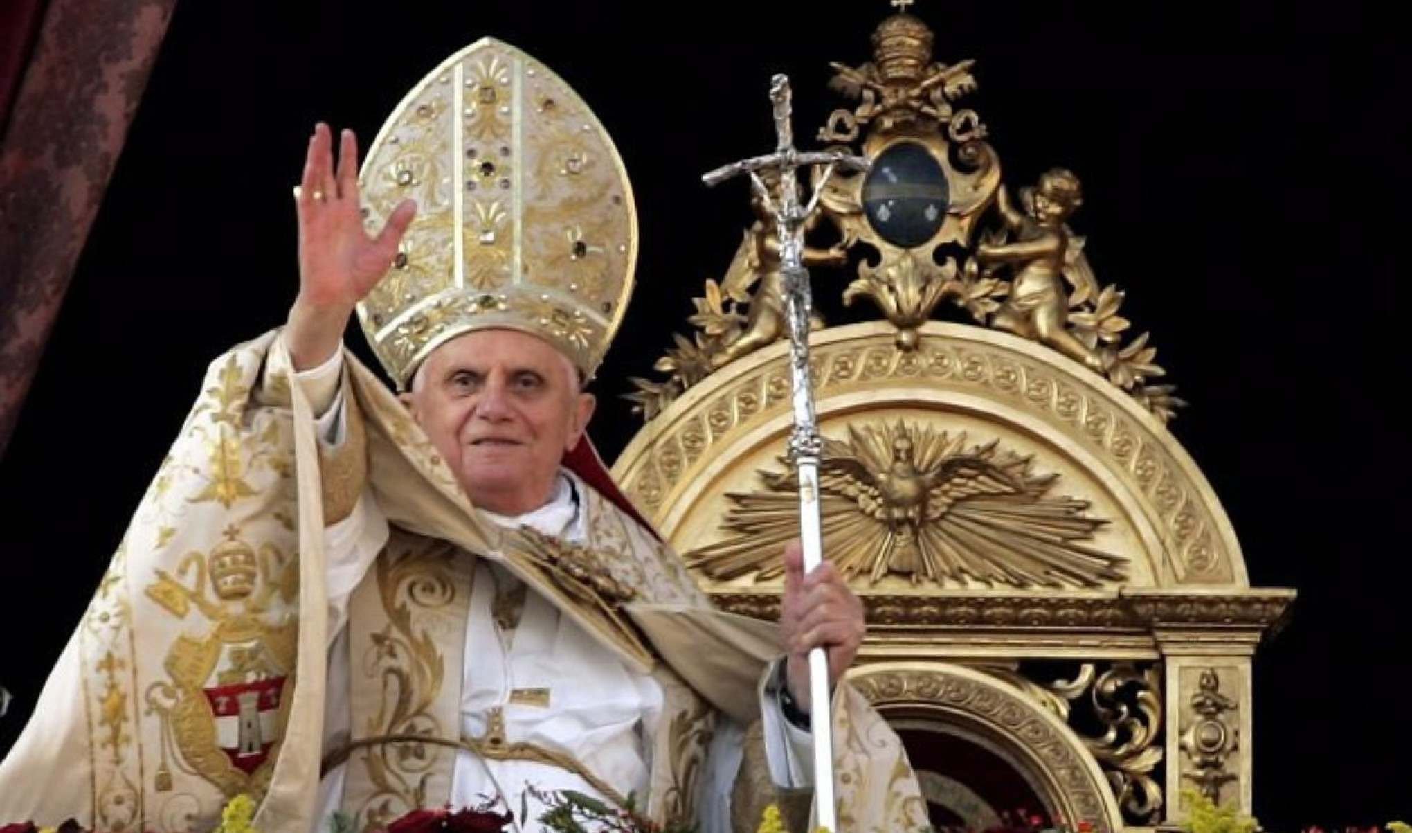 Isso contrastava com o estilo de seu antecessor, Bento XVI, que optava por cruzes peitorais incrustadas de pedras preciosas, mocassins de grife vermelho vivo e acessórios arcaicos-AFP