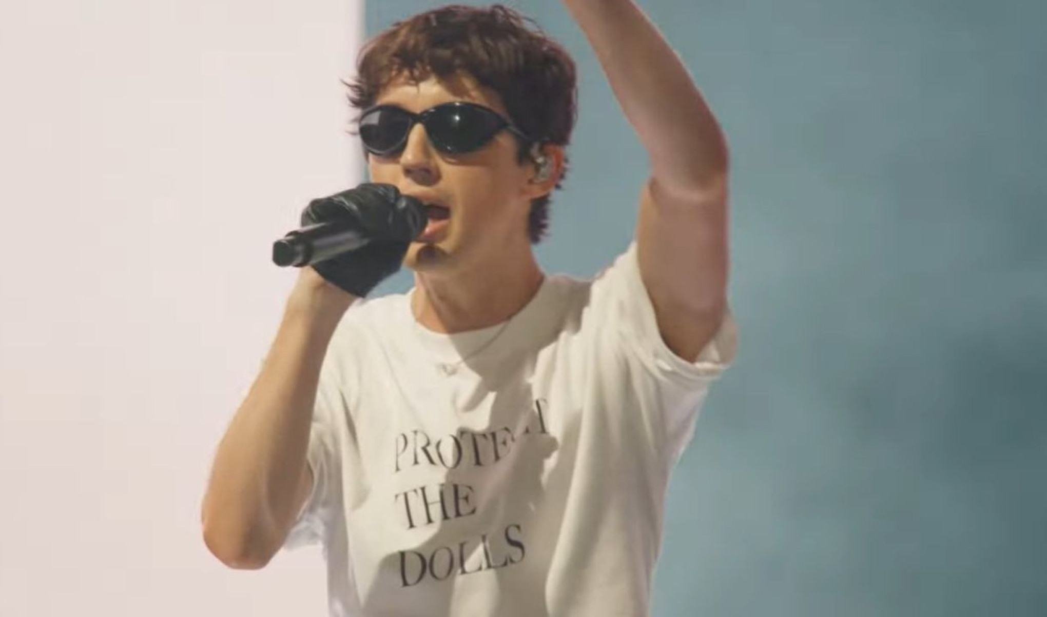 Troye Sivan subiu ao palco do Coachella com a blusa, durante o show de Charli XCX.
-Reprodução / Coachella