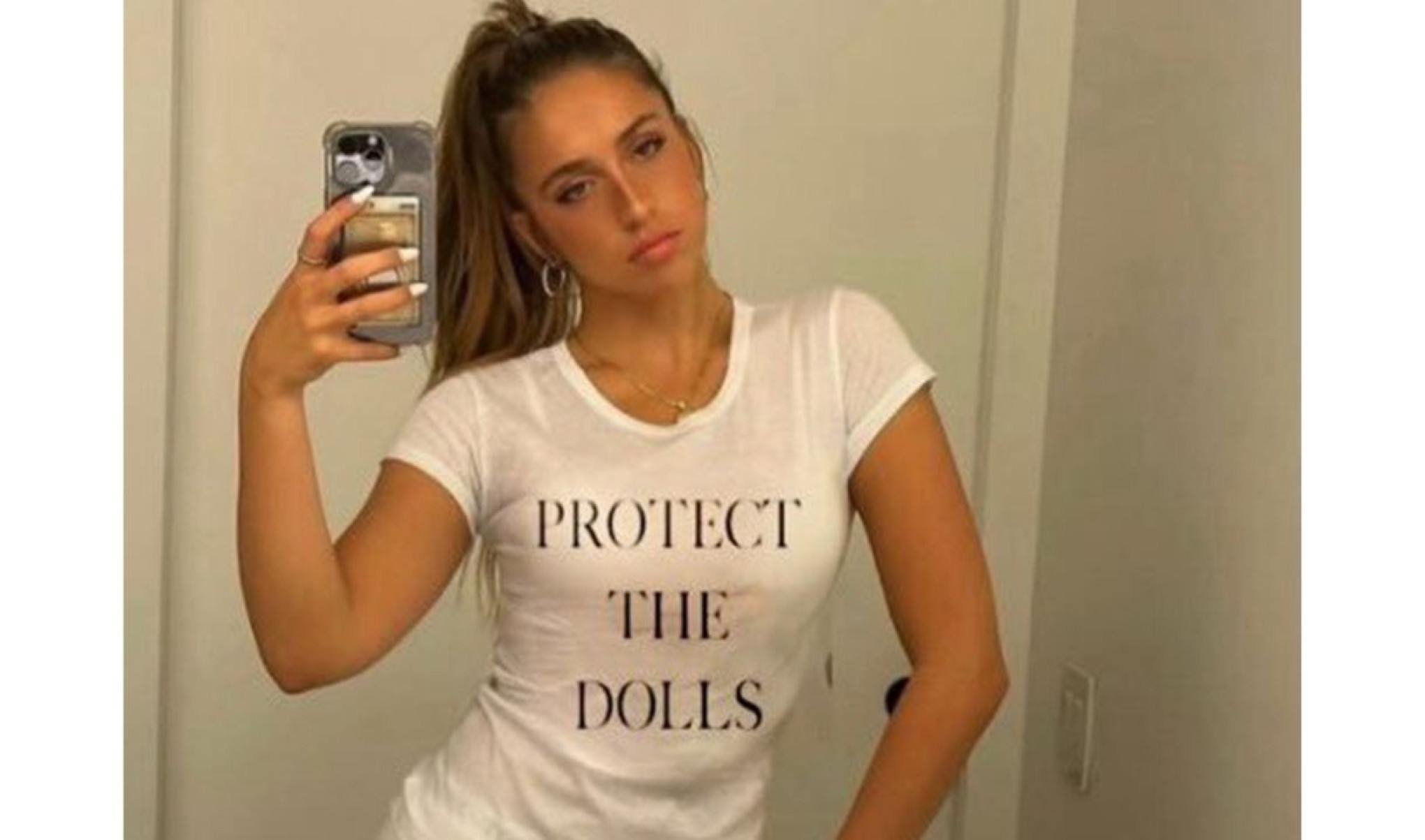  Cantora Tate McRae mostrou sua camiseta em uma selfie-ReproduÃ§Ã£o / redes sociais