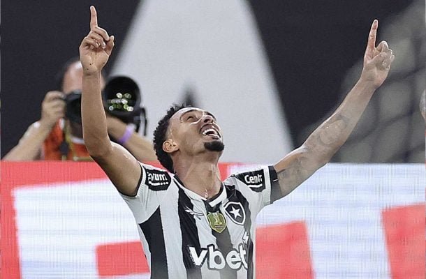 VITINHO - Muito entrosado nas jogadas com Matheus Martins. Apareceu algumas vezes como elemento surpresa. Foi assim que fez o gol do Botafogo no primeiro tempo NOTA 7,0. Foto: Vitor Silva