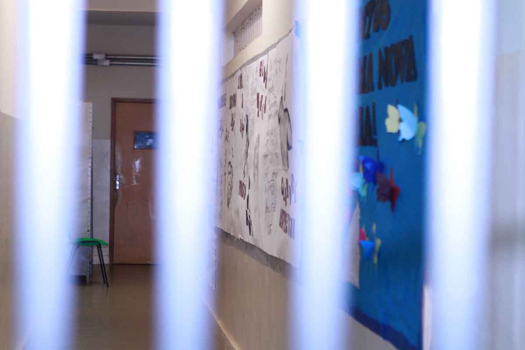 decorado com trabalhos dos próprios presos, corredor dá acesso à biblioteca