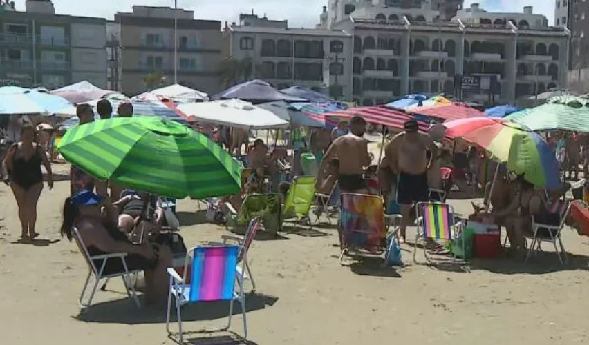 Portanto, Ã© uma Ã¡rea de grande movimento, pois, alÃ©m do banho de mar, a Ã¡rea oferece atraÃ§Ãµes como uma estaÃ§Ã£o ecolÃ³gica e um complexo eÃ³lico para geraÃ§Ã£o de energia limpa, entre outros atrativos. 