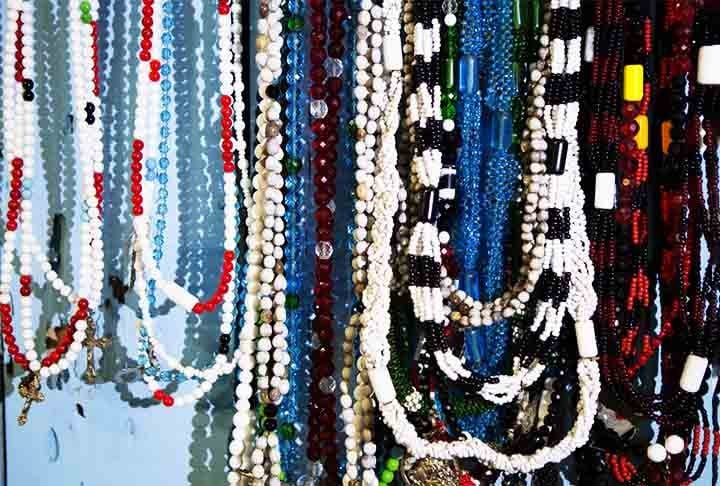 No Candomblé e na Umbanda, existe o uso de colares chamados "fio-de-contas" ou "guia", que, embora não sejam escapulários no sentido tradicional, funcionam de maneira semelhante. São considerados objetos de proteção espiritual, carregando a força dos orixás ou guias espirituais.
