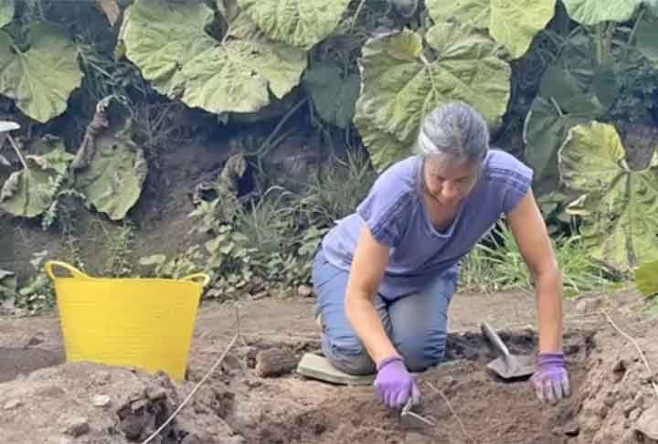 Milhares de restos arqueológicos foram encontrados no local, mas nenhum resto humano foi descoberto. Escavações revelaram a presença de múltiplos poços, cujas formas e dimensões eram consistentes com poços de sepultamento ou túmulos.