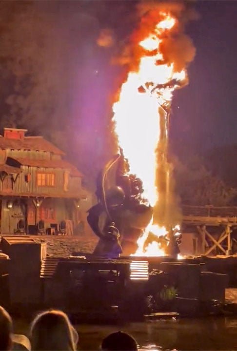 Foi no parque na Califórnia que, em 22/4/2022, um dragão de 10 metros de altura, personagem do filme "Malévola", pegou fogo assustando os visitantes. O fogo começou durante show com água e fogos de artifícios. Não houve feridos. E fum fato assim é raro. Tudo costuma funcionar com perfeição. -Reprodução G1