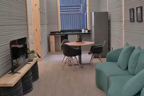 A casa com acabamentos, louças e mobiliário custa R$ 120 mil, valor inferior à média do praticado em mercado de imóveis de cidades de médio e grande porte do Brasil. 
