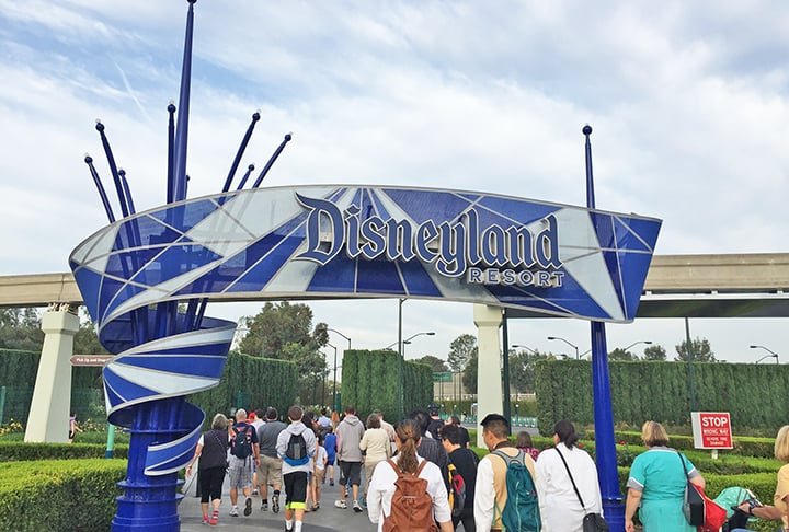 O Disneyland Resort é um enorme complexo de brinquedos, restaurantes, hotéis e lojas para famílias que tem como tema a Disney. - Flickr Joel