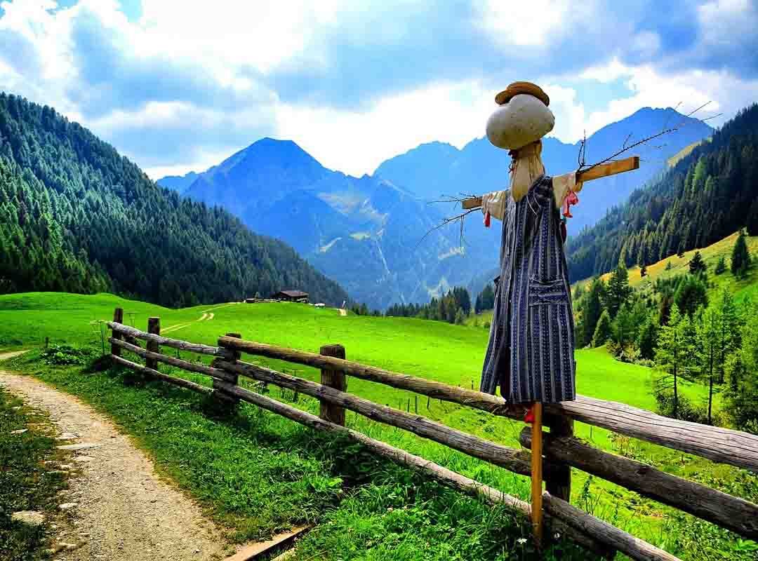 Com o passar dos séculos, várias culturas adotaram o uso dos bonecos para espantar predadores das plantações. 
