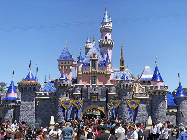 Um deles é o Disneyland Park, o primeiro a ser inaugurado, em 17 de julho de 1955. -CrispyCream27 - Wikimédia Commons
