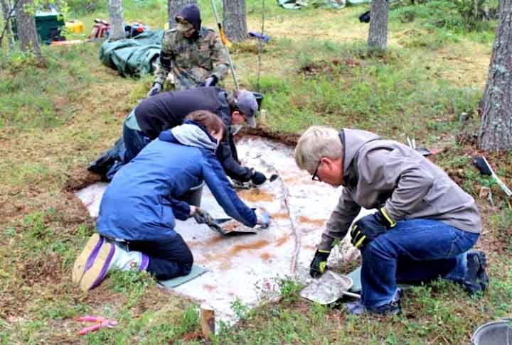 Apesar dos ossos e restos humanos terem se deteriorado no solo Ã¡cido ao longo dos milhares de anos, pedaÃ§os de cerÃ¢micas, artefatos e alguns ossos de animais queimados foram preservados e encontrados no local. 