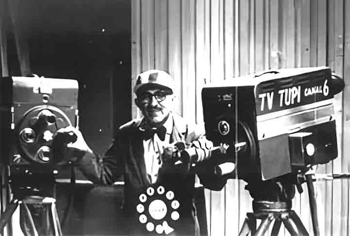 Nos anos 50, Chacrinha migrou para a televisÃ£o, meio em que se popularizou e estabeleceu um marco na comunicaÃ§Ã£o. 
