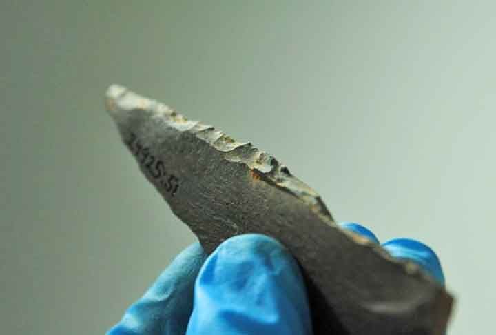 Os arqueólogos também desenterraram 127 poços profundos que acreditavam poder ter sido usados como túmulos. Alguns deles continham vestígios de materiais queimados. Além de ocre vermelho, um pigmento feito de ferro frequentemente encontrado em conexão com sepultamentos da Idade da Pedra.