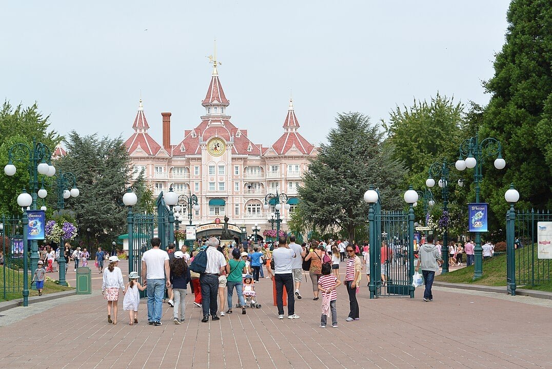 A Disney de Paris tem hotéis, áreas de compras e entretenimento. Conhecida por sua combinação de charme europeu e a magia da Disney, atrai milhões de visitantes anualmente.-flightlog - DSC_0272  wikimedia commons