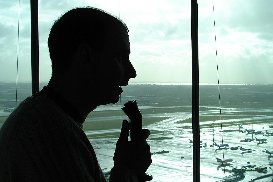 A função de controlador de tráfego aéreo é chave na aviação, pois é determinante para que os aviões aterrissem ou decolem em segurança. Certamente, é um posto que paga bem, mas causa uma preocupação constante. 