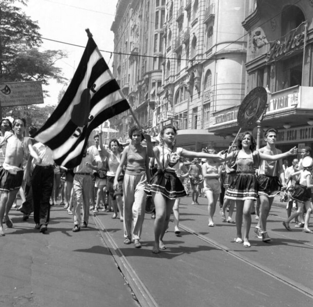 "Dentro de um envelope de negativos que encontrei recentemente, havia uma série de fotografias do carnaval de 1954. São cenas dos blocos e cortejos pela Cinelândia e Rio Branco. A fotografia amadora conta a história do país", escreveu.