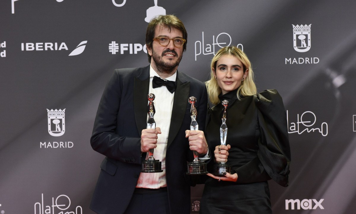 &quot;Ainda estou aqui&quot; ganhou os trof&eacute;us de Melhor Filme, Melhor Dire&ccedil;&atilde;o e Melhor Atriz no Pr&ecirc;mio Platino. Na foto, o produtor Rodrigo Teixeira e a atriz Valentina Herzage  -  (crédito:  Juan Bezos/ Pr&ecirc;mio Platino            )