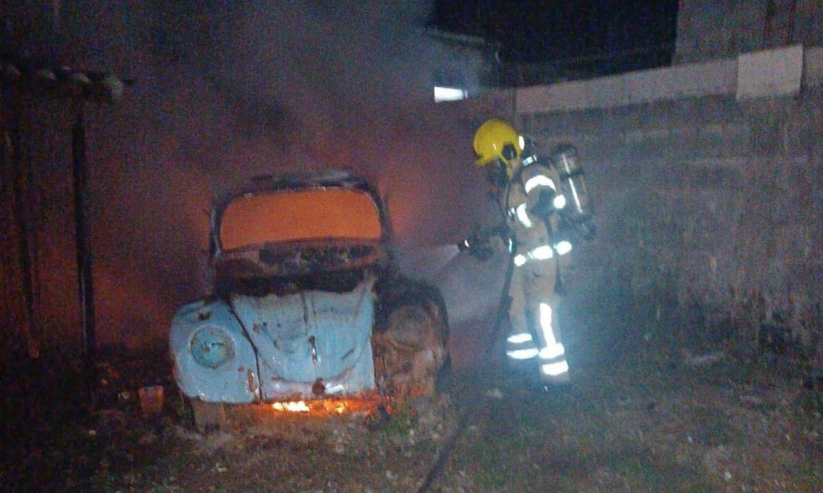 Fusca é totalmente consumido pelas chamas em Formiga -  (crédito: Divulgação/CBMMG)