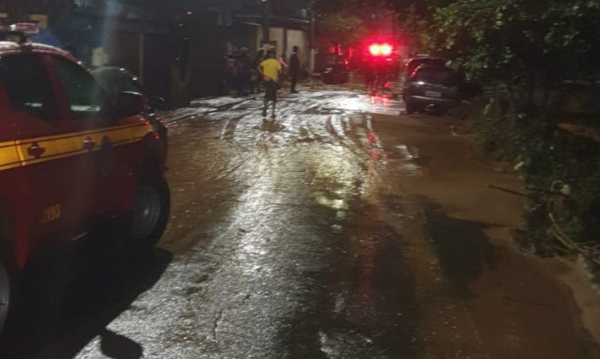 Uma forte chuva provocou uma enchente no Córrego Timotinho, em Timóteo -  (crédito: Diulgação/CBMMG)
