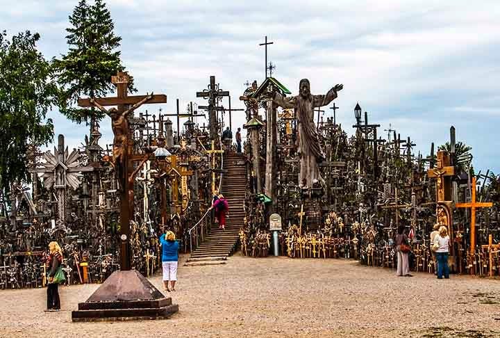 A Colina das Cruzes é um centro de peregrinação católica situado a 16 km da cidade lituana de Šiauliai. A  teoria mais aceita sobre a origem sugere que as primeiras cruzes foram fincadas dentro dos limites do castro Jurgai?iai, pouco depois do Levante de Novembro. 